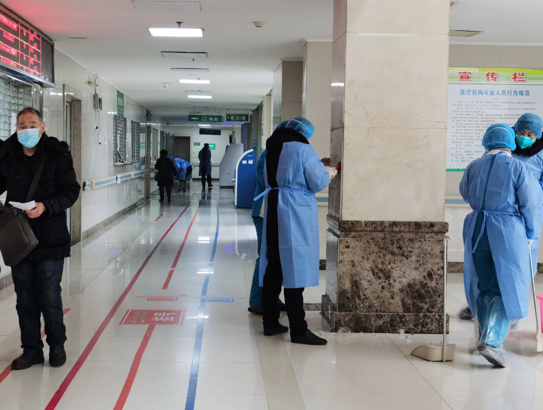 Hospital de Wuhan con trabajadores completamente protegidos ante el virus. Hospital de Wuhan con trabajadores completamente protegidos ante el virus.