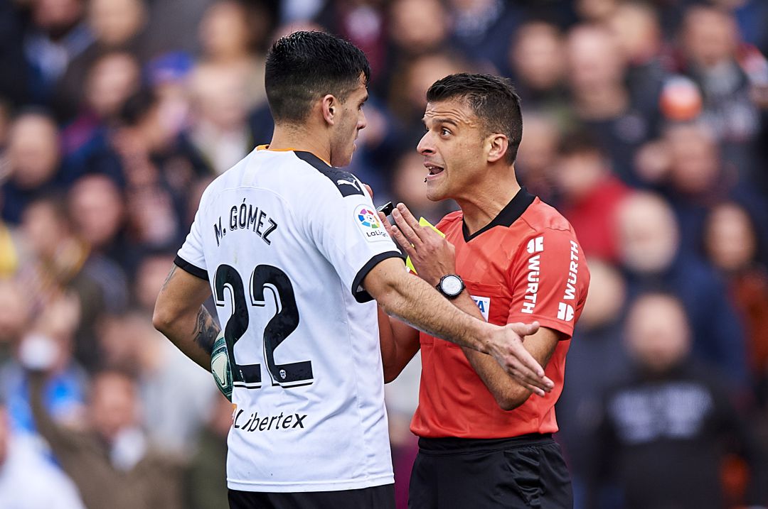 Gil Manzano explicándole una jugada a Maxi Gómez, jugador del Valencia CF Gil Manzano explicándole una jugada a Maxi Gómez, jugador del Valencia CF