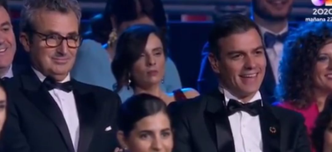 Pedro Sánchez ríe ante las palabras de Buenafuente. Pedro Sánchez ríe ante las palabras de Buenafuente.