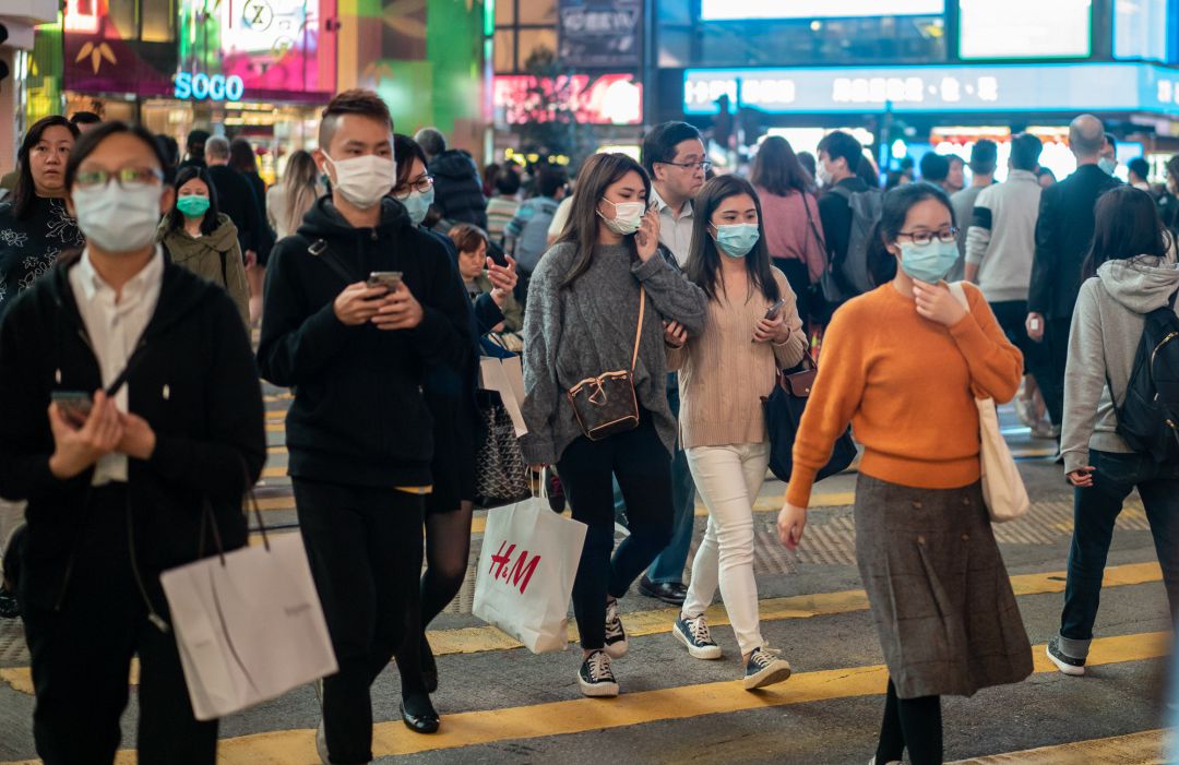 peatones usan mascarillas mientras caminan por un cruce peatonal en el distrito de Causeway Bay en Hong Kong, China. peatones usan mascarillas mientras caminan por un cruce peatonal en el distrito de Causeway Bay en Hong Kong, China.