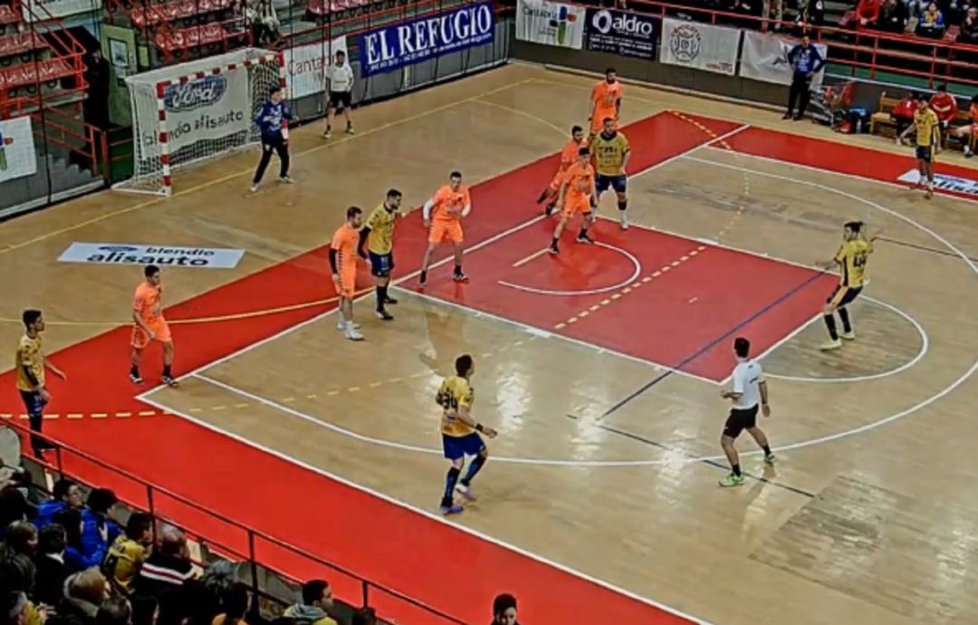Una de las acciones de juego de los ribereños en el Vicente Trueba. Una de las acciones de juego de los ribereños en el Vicente Trueba.