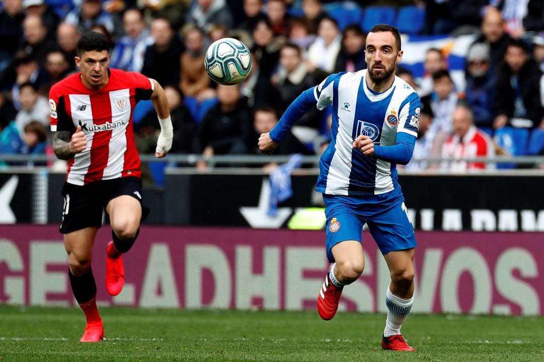 El defensa del Athletic de Bilbao Ander Capa (i), y el jugador del Espanyol Sergi Darder (d), durante el partido de LaLiga Santander correspondiente a la jornada 21 disputado este sábado en el RCDE Stadium El defensa del Athletic de Bilbao Ander Capa (i), y el jugador del Espanyol Sergi Darder (d), durante el partido de LaLiga Santander correspondiente a la jornada 21 disputado este sábado en el RCDE Stadium