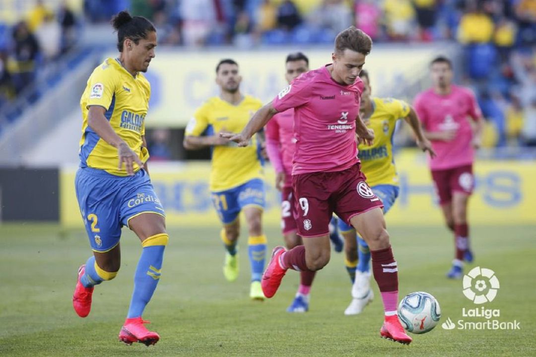 Dani Gómez controla un balón en presencia de Lemos Dani Gómez controla un balón en presencia de Lemos
