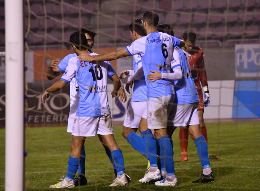 Josiño, con el diez a la espalda, celebrando el gol que le hiciera en Coipa a la Arandina Josiño, con el diez a la espalda, celebrando el gol que le hiciera en Coipa a la Arandina