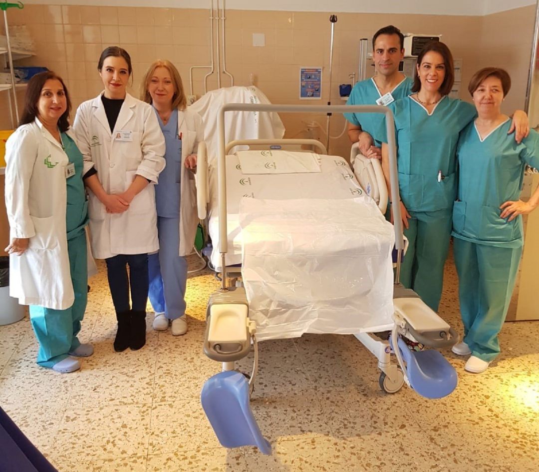 Miembros del hospital de Úbeda posan ante una de las nuevas cama de partos instaladas en el centro hospitalario Miembros del hospital de Úbeda posan ante una de las nuevas cama de partos instaladas en el centro hospitalario