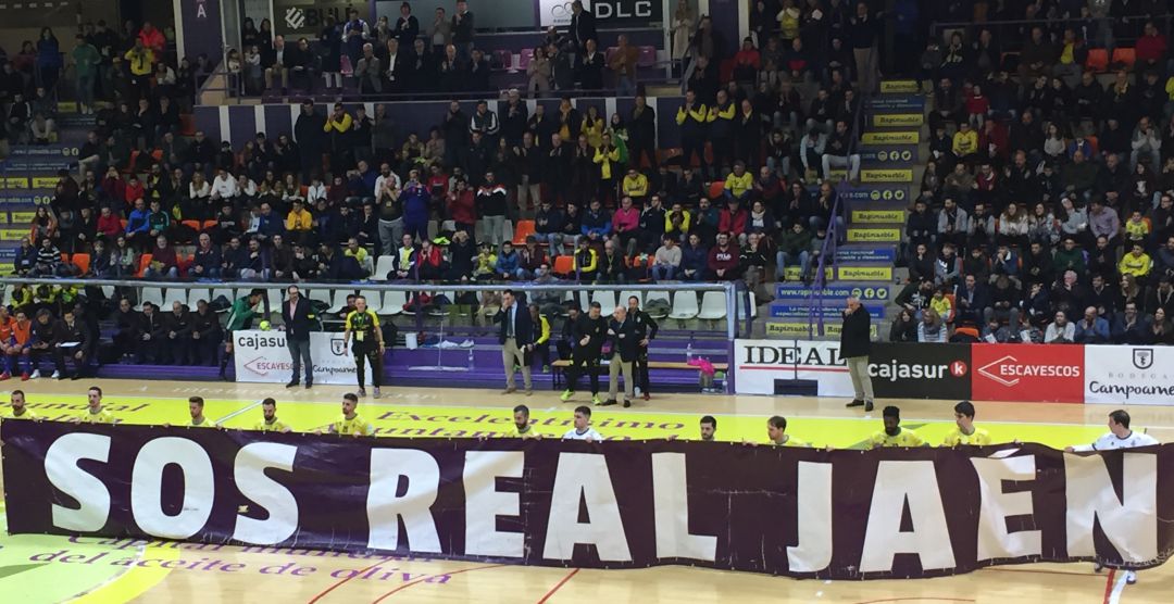 Los jugadores del Jaén Paraíso Interior FS han salido a la pista con una pancarta de apoyo al Real Jaén CF. Los jugadores del Jaén Paraíso Interior FS han salido a la pista con una pancarta de apoyo al Real Jaén CF.