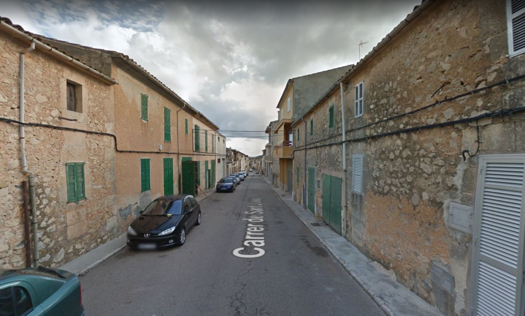 Imagen de la calle en la que se encuentra ubicada la casa donde ha fallecido el menor a causa de un incendio. Imagen de la calle en la que se encuentra ubicada la casa donde ha fallecido el menor a causa de un incendio.