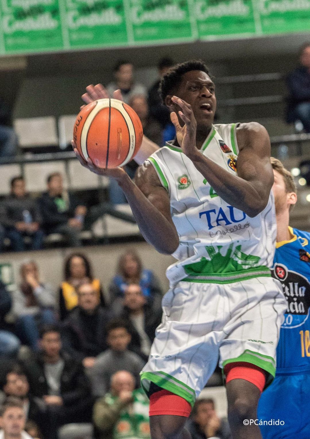Gran victoria del Club Ourense Baloncesto,en la cancha del Tau Castelló por 78-86. Décima victoria de la temporada para el equipo de Gonzalo García Gran victoria del Club Ourense Baloncesto,en la cancha del Tau Castelló por 78-86. Décima victoria de la temporada para el equipo de Gonzalo García
