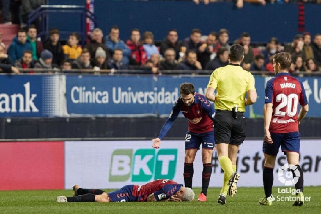 Chimy Ávila, lesionado en el partido entre Osasuna y Levante Chimy Ávila, lesionado en el partido entre Osasuna y Levante