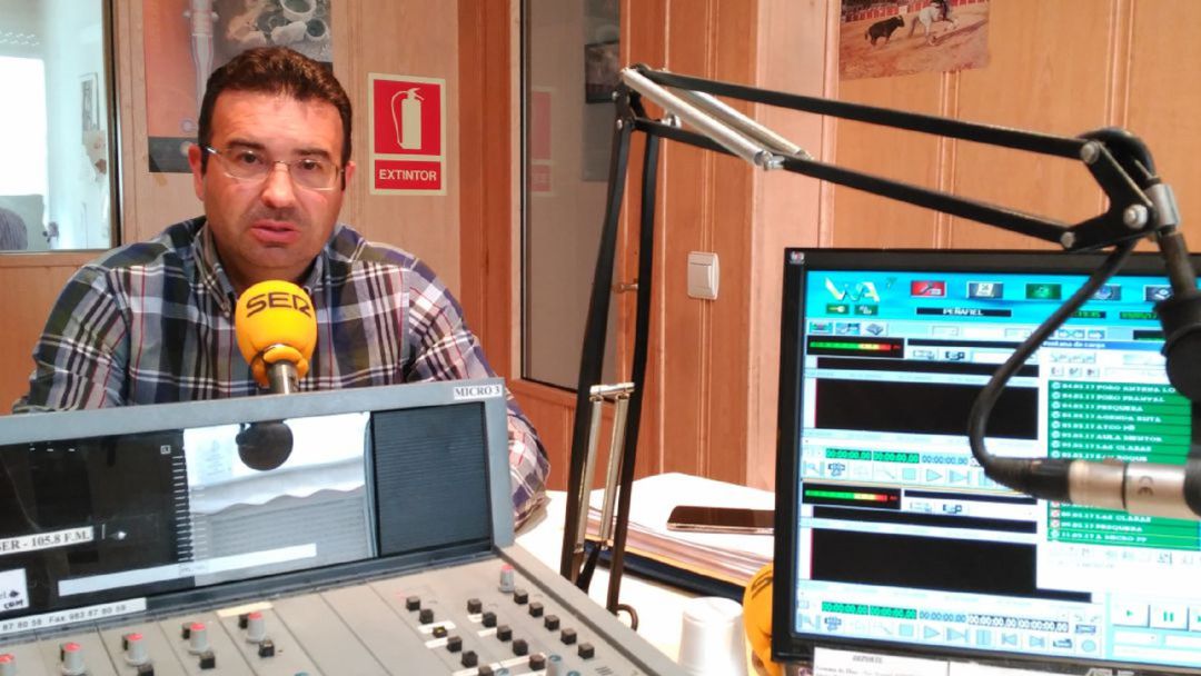 Roberto Díez, edil popular en la oposición del Ayuntamiento de Peñafiel en los estudios de Radio Peñafiel - Cadena SER. Roberto Díez, edil popular en la oposición del Ayuntamiento de Peñafiel en los estudios de Radio Peñafiel - Cadena SER.