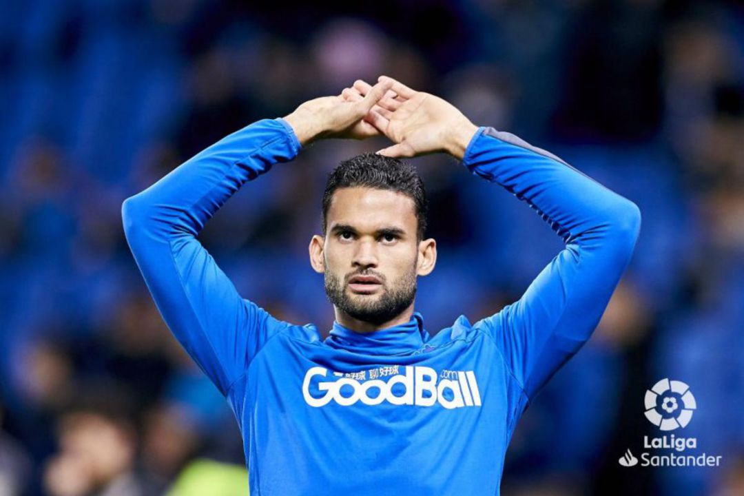 Willian José calienta antes de un partido con la Real Willian José calienta antes de un partido con la Real