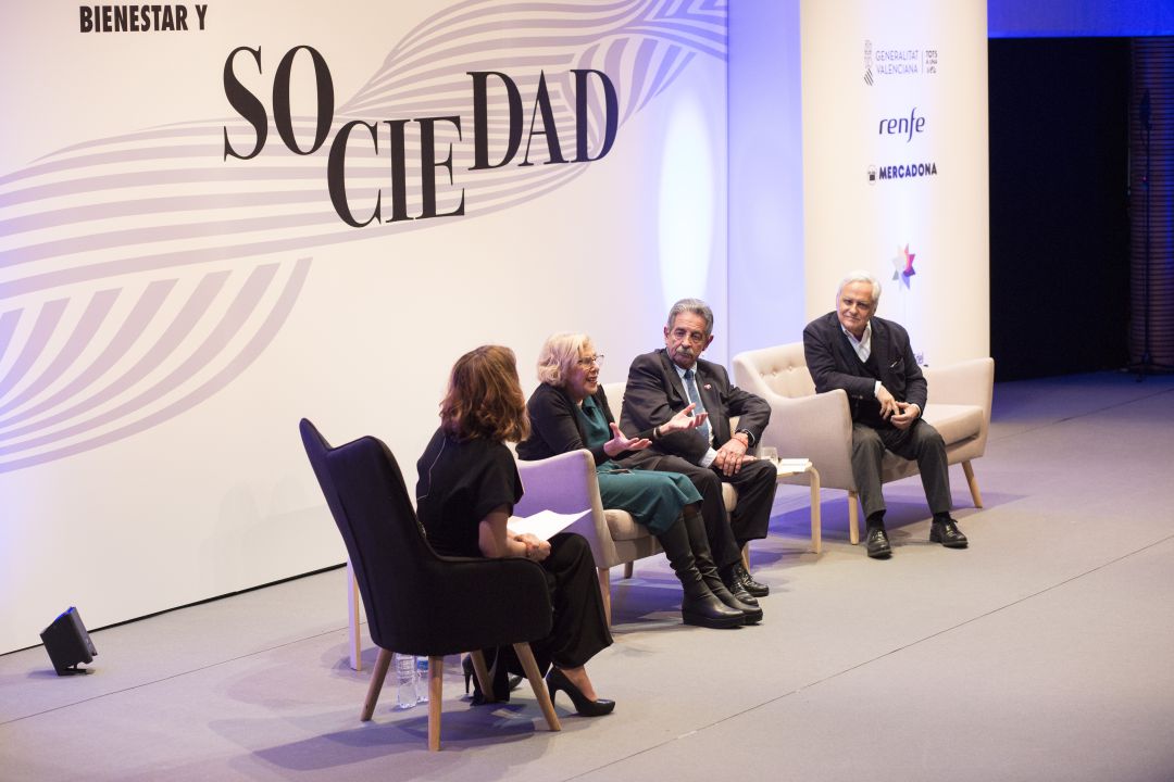 Congresos del Bienestar en València. De izquierda a derecha, la periodista Luz Sánchez-Mellado, la exalcaldesa de Madrid, Manuela Carmena; el presidente de Cantabria, Miguel Ángel Revilla y el periodista Juan Cruz Congresos del Bienestar en València. De izquierda a derecha, la periodista Luz Sánchez-Mellado, la exalcaldesa de Madrid, Manuela Carmena; el presidente de Cantabria, Miguel Ángel Revilla y el periodista Juan Cruz