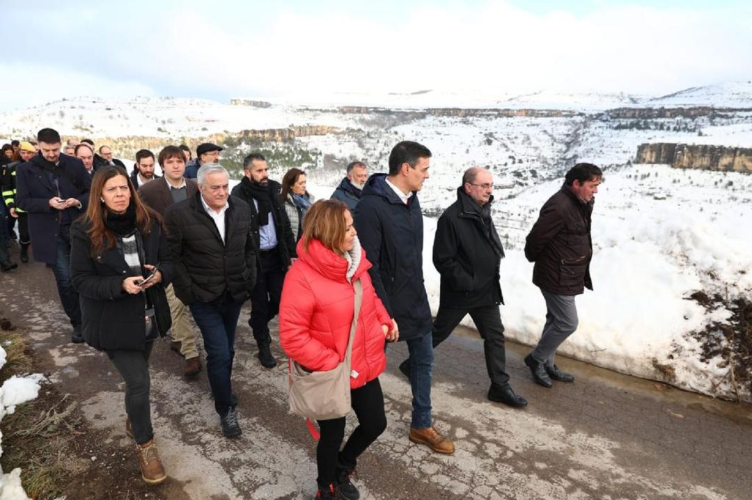 El presidente del Gobierno, Pedro Sánchez, durante su visita a Cantavieja (Teruel), acompañado por el presidente de Aragón, Javier Lambán, y la consejera de Presidencia, Mayte Pérez El presidente del Gobierno, Pedro Sánchez, durante su visita a Cantavieja (Teruel), acompañado por el presidente de Aragón, Javier Lambán, y la consejera de Presidencia, Mayte Pérez