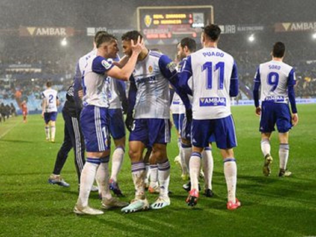 Puado celebra con sus compañeros el gol de la victoria Puado celebra con sus compañeros el gol de la victoria