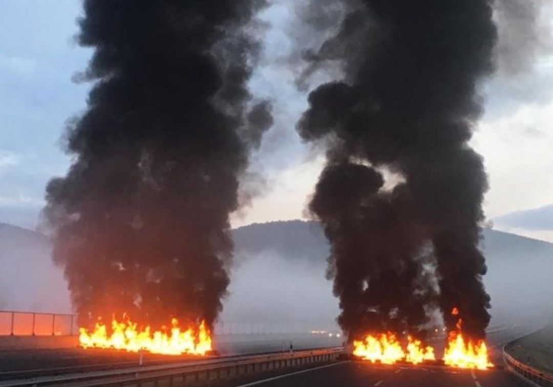 Una barricada de fuego en la AP-1 en Legutiano