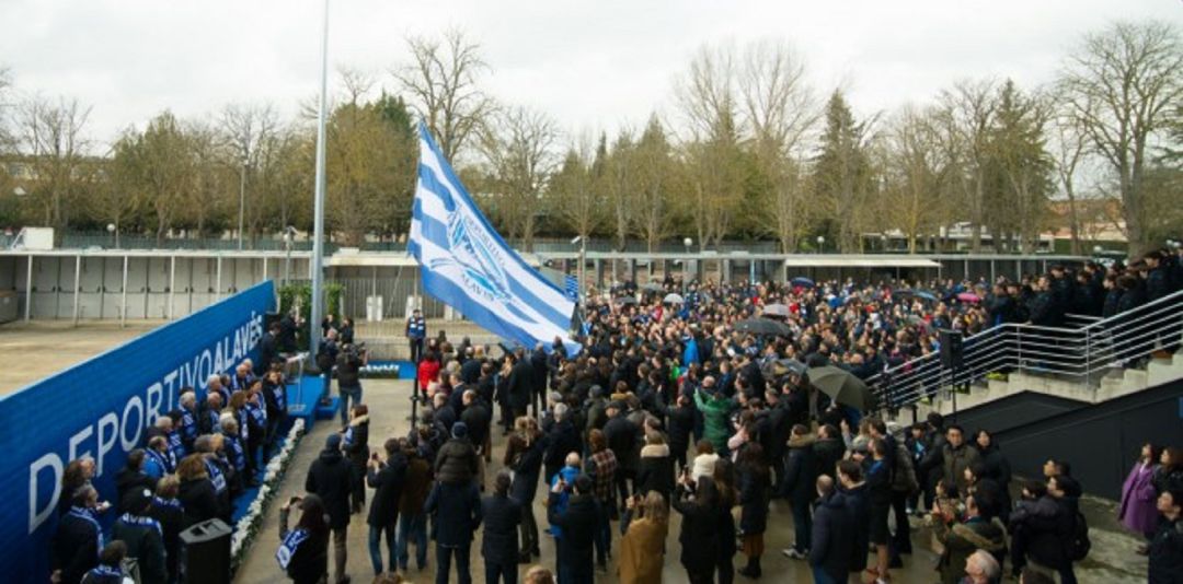 Izada de la bandera gigante en Mendizorroza. Izada de la bandera gigante en Mendizorroza.