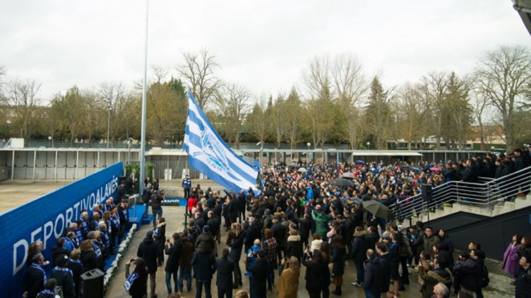 La bandera gigante ya ondea en el estadio de Mendizorroza