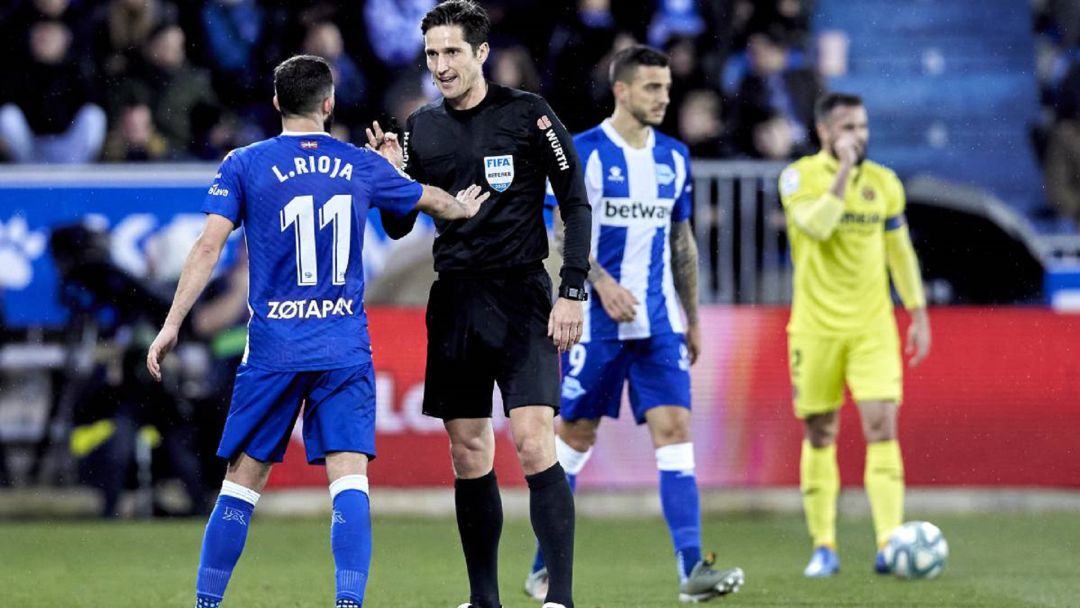 Luis Rioja con el árbitro del partido. Luis Rioja con el árbitro del partido.