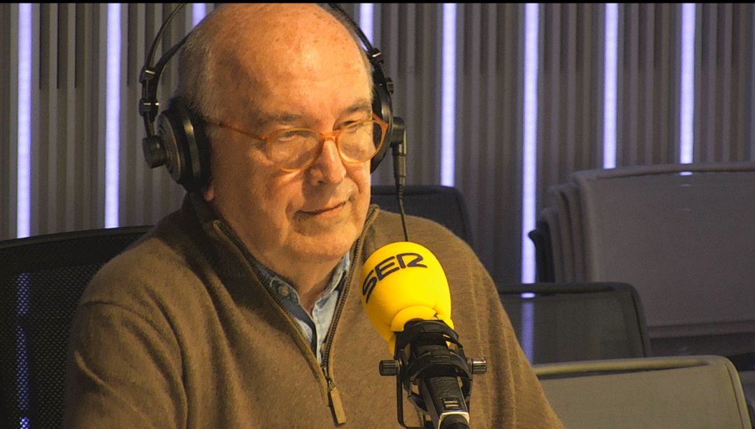 Joaquín Almunia durante un momento de la entrevista en los estudios de la Cadena SER Joaquín Almunia durante un momento de la entrevista en los estudios de la Cadena SER