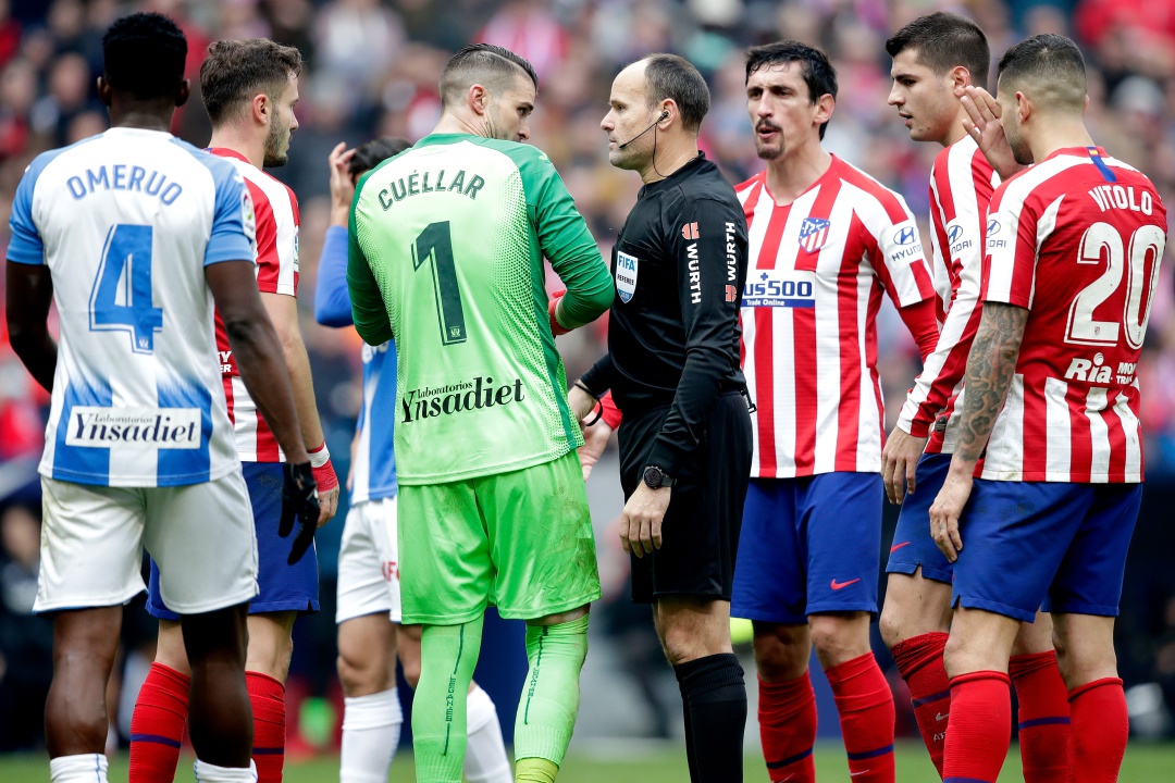 Cuéllar con Mateu Lahoz antes de salir de campo Cuéllar con Mateu Lahoz antes de salir de campo
