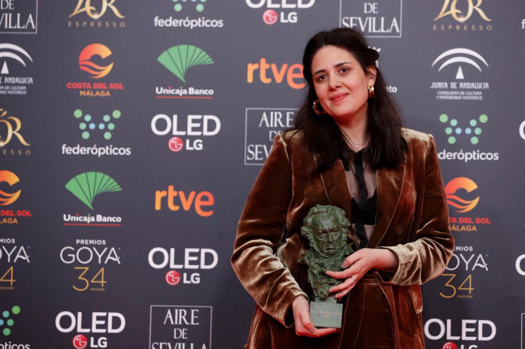 La realizadora Belén Funes posa con el premio a "Mejor dirección novel" por su trabajo "La hija de un ladrón" durante la gala de los "Premios Goya 2020" que se celebra hoy sábado en el Palacio de los Deportes José María Martín Carpena, en Málaga La realizadora Belén Funes posa con el premio a "Mejor dirección novel" por su trabajo "La hija de un ladrón" durante la gala de los "Premios Goya 2020" que se celebra hoy sábado en el Palacio de los Deportes José María Martín Carpena, en Málaga
