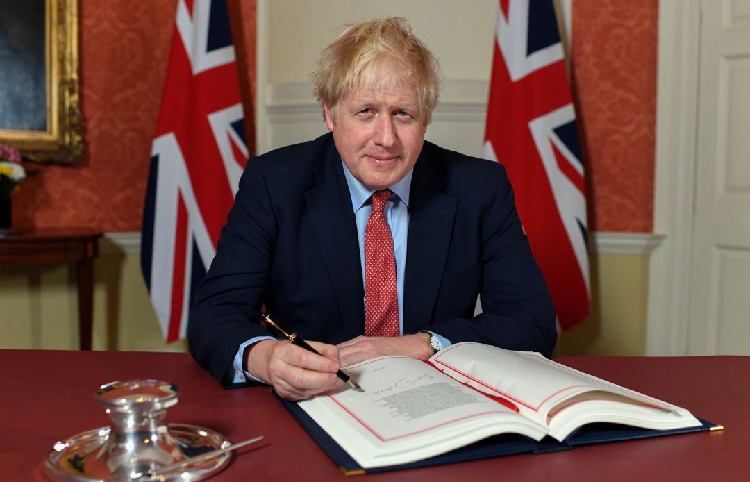 Boris Johnson firma en su despacho el acuerdo de salida oficial de la Unión Europea. Boris Johnson firma en su despacho el acuerdo de salida oficial de la Unión Europea.