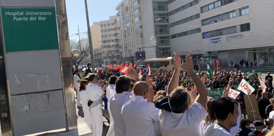 Trabajadores del Hospital Puerta del Mar aplauden el paso de la manifestación de la Marea Blanca Trabajadores del Hospital Puerta del Mar aplauden el paso de la manifestación de la Marea Blanca