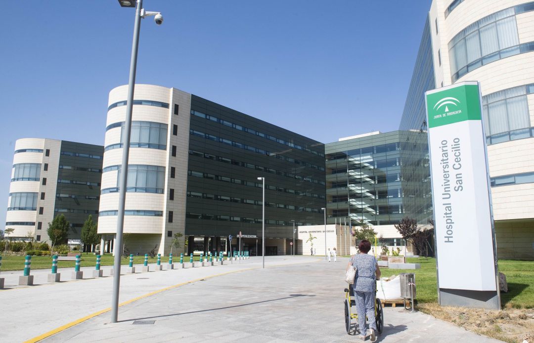 Hospital Universitario San Cecilio de Granada, donde se encuentra hospitalizado en aislamiento el turista chino al que se le están practicando las pruebas oportunas. Hospital Universitario San Cecilio de Granada, donde se encuentra hospitalizado en aislamiento el turista chino al que se le están practicando las pruebas oportunas.