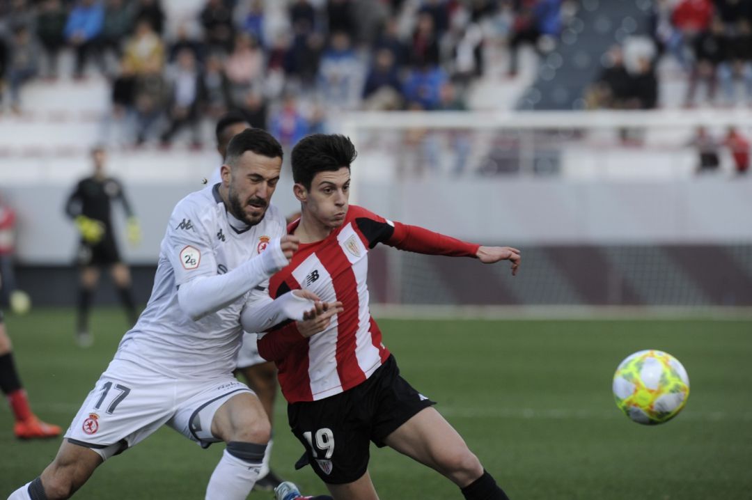 Dioni, pugnando con Imanol, tuvo la mejor ocasión antes de sufrir una dolencia muscular Dioni, pugnando con Imanol, tuvo la mejor ocasión antes de sufrir una dolencia muscular