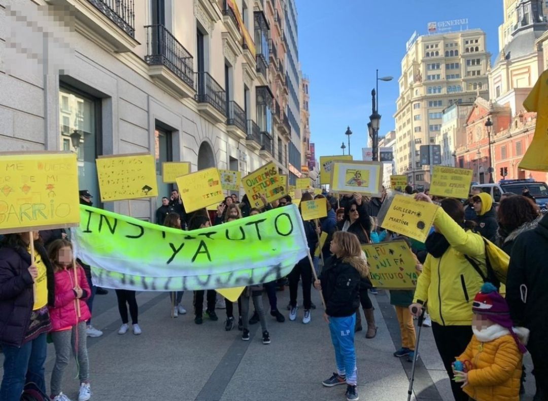 Los vecinos de Butarque frente a la Consejería de Educación Los vecinos de Butarque frente a la Consejería de Educación