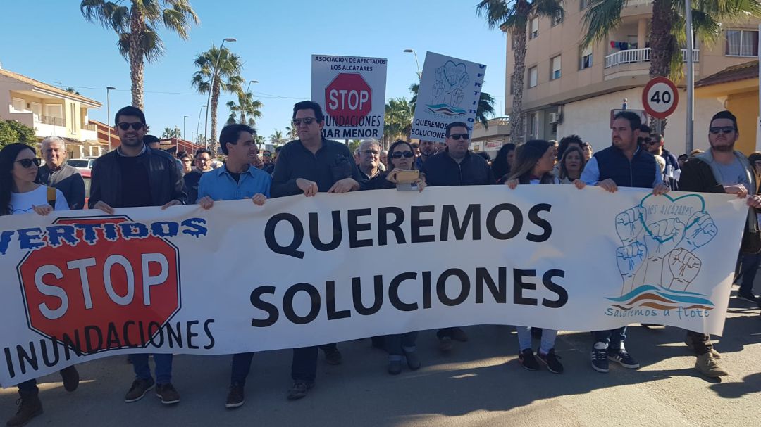 Cientos de vecinos de Los Alcázares exigen a las administraciones que tomen medidas contra las inundaciones Cientos de vecinos de Los Alcázares exigen a las administraciones que tomen medidas contra las inundaciones