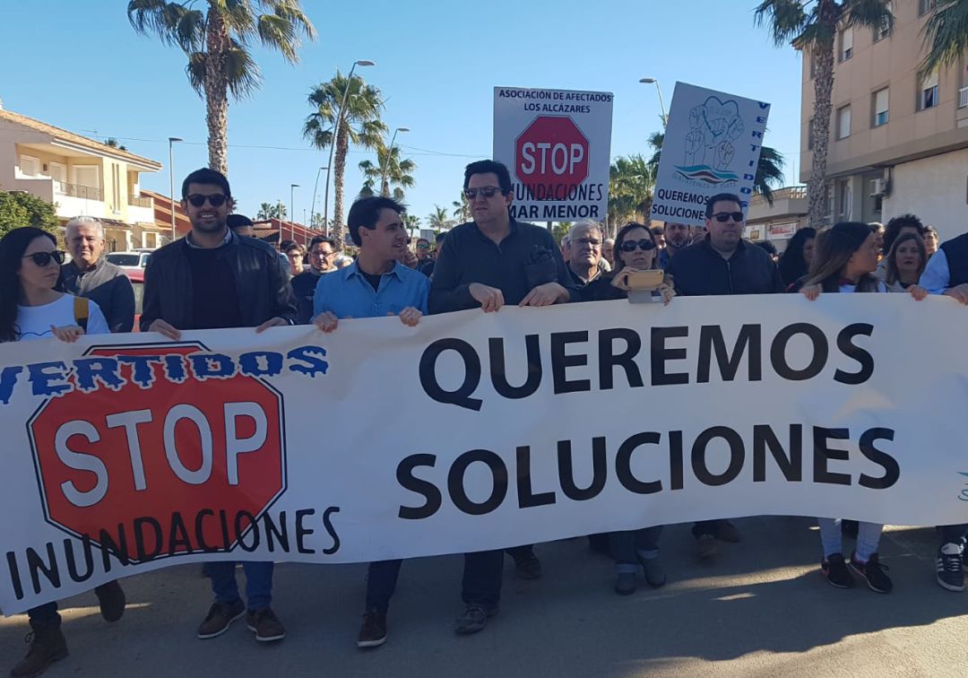 Vecinos de los Alcázares: "Políticos ladrones, queremos soluciones"