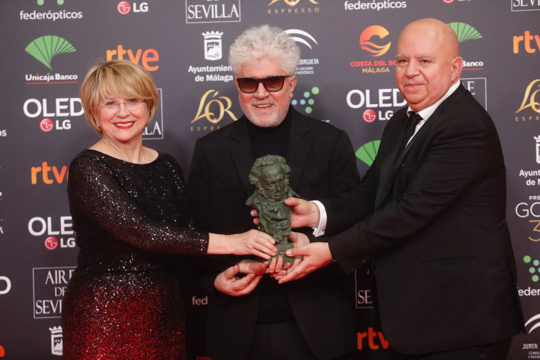 Esther García posa con el Goya a mejor película con los hermanos Pedro y Agustín Almódovar Esther García posa con el Goya a mejor película con los hermanos Pedro y Agustín Almódovar
