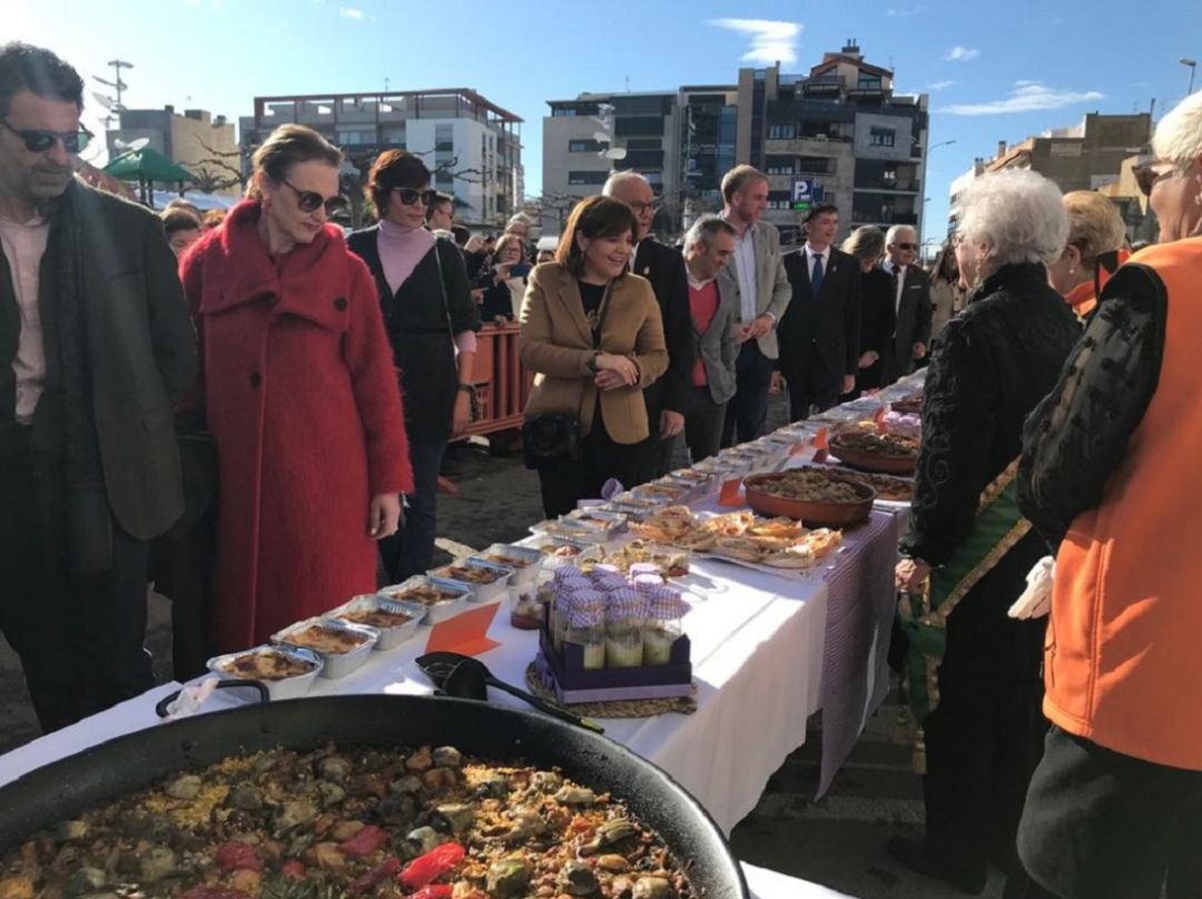 Isabel Bonig, la presidenta regional del PP, durante su visita este domingo a la Feria de la Alcachofa de Benicarló Isabel Bonig, la presidenta regional del PP, durante su visita este domingo a la Feria de la Alcachofa de Benicarló