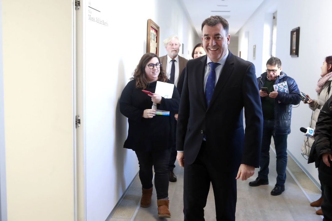 El conselleiro de Cultura e Turismo, Román Rodríguez, atiende a los medios antes de un acto en Santiago El conselleiro de Cultura e Turismo, Román Rodríguez, atiende a los medios antes de un acto en Santiago