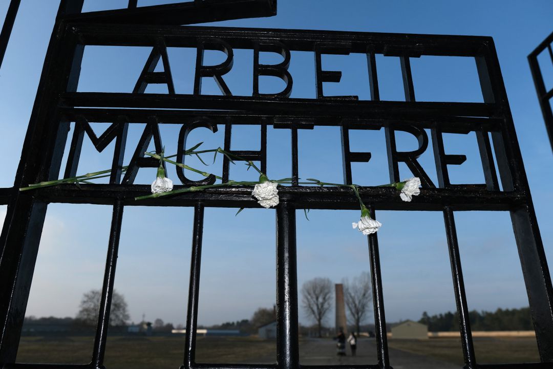 "Arbeit macht frei" ("El trabajo os hará libres"), a la entrada del campo de concentración nazi de Auschwitz "Arbeit macht frei" ("El trabajo os hará libres"), a la entrada del campo de concentración nazi de Auschwitz