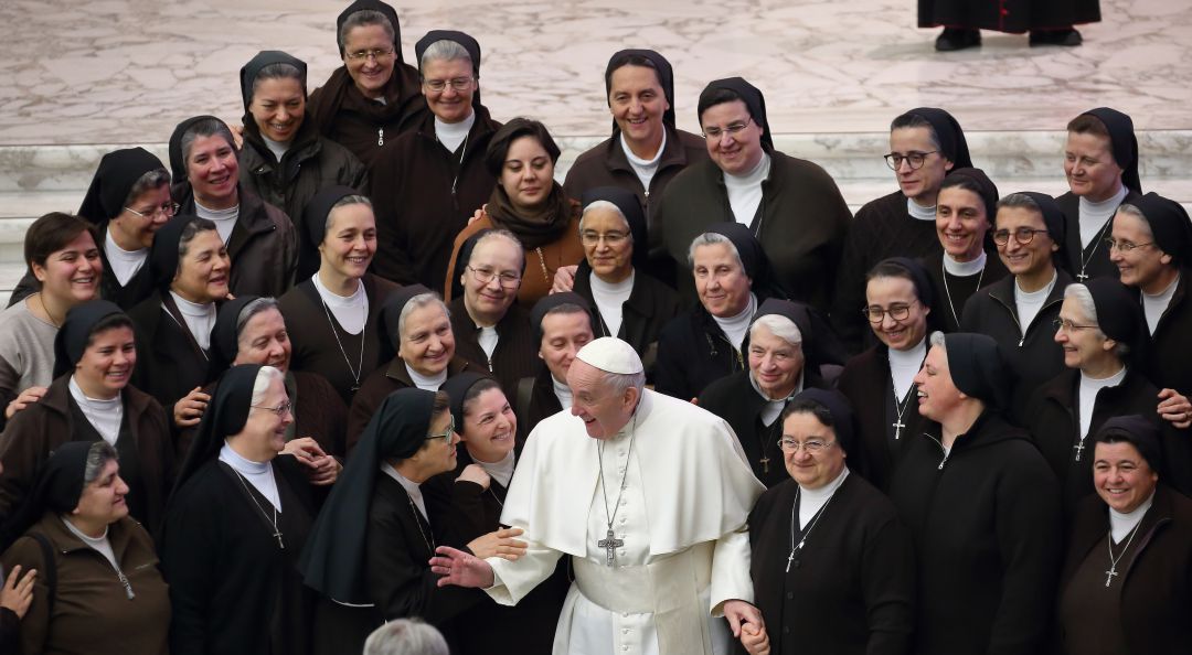 El papa Francisco y un grupo de monjas. El papa Francisco y un grupo de monjas.