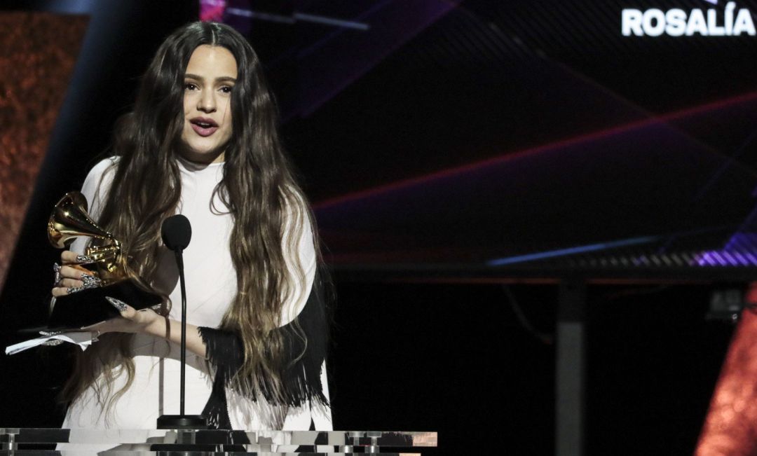 Rosalía se impone por primera vez en los Grammy. Rosalía se impone por primera vez en los Grammy.