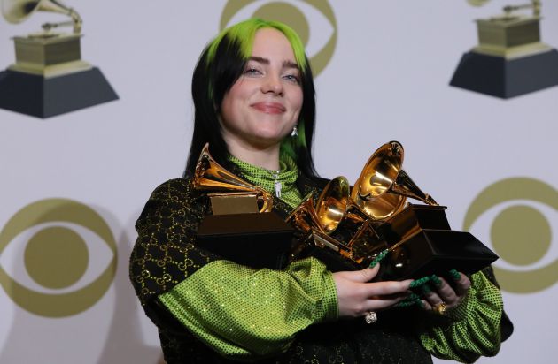 Billie Eilish con sus cuatro premios. Billie Eilish con sus cuatro premios.