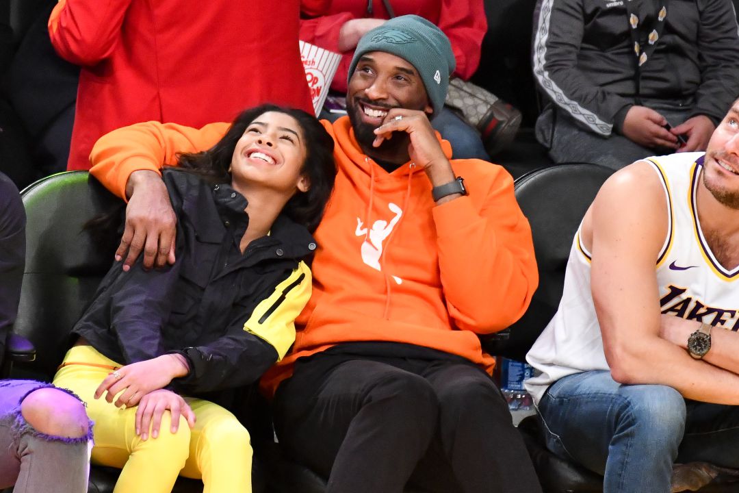 Kobe y Gianna Bryant durante un partido contra los Dallas Mavericks en el Staples Center. Kobe y Gianna Bryant durante un partido contra los Dallas Mavericks en el Staples Center.