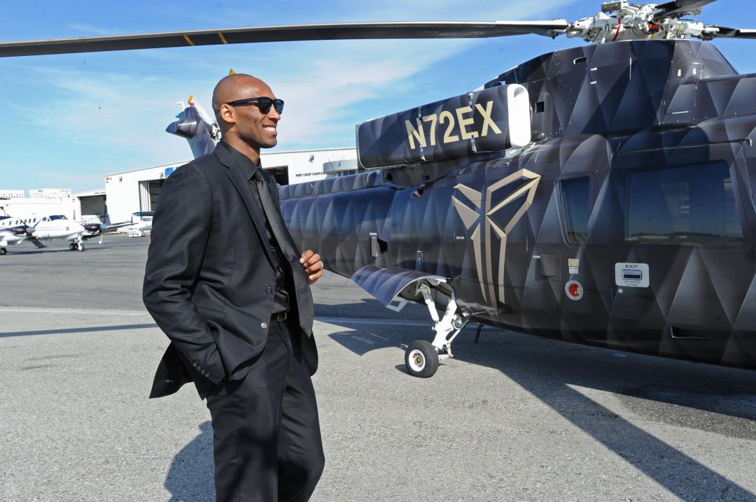 Kobe Bryant junto al helicóptero Kobe Bryant junto al helicóptero