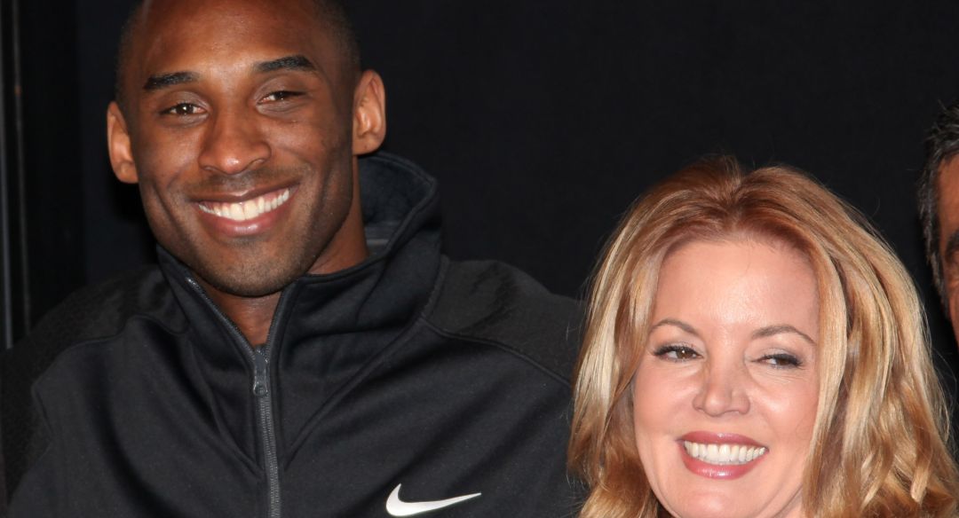 Kobe Bryant y Jeanie Buss, durante un evento años atrás Kobe Bryant y Jeanie Buss, durante un evento años atrás