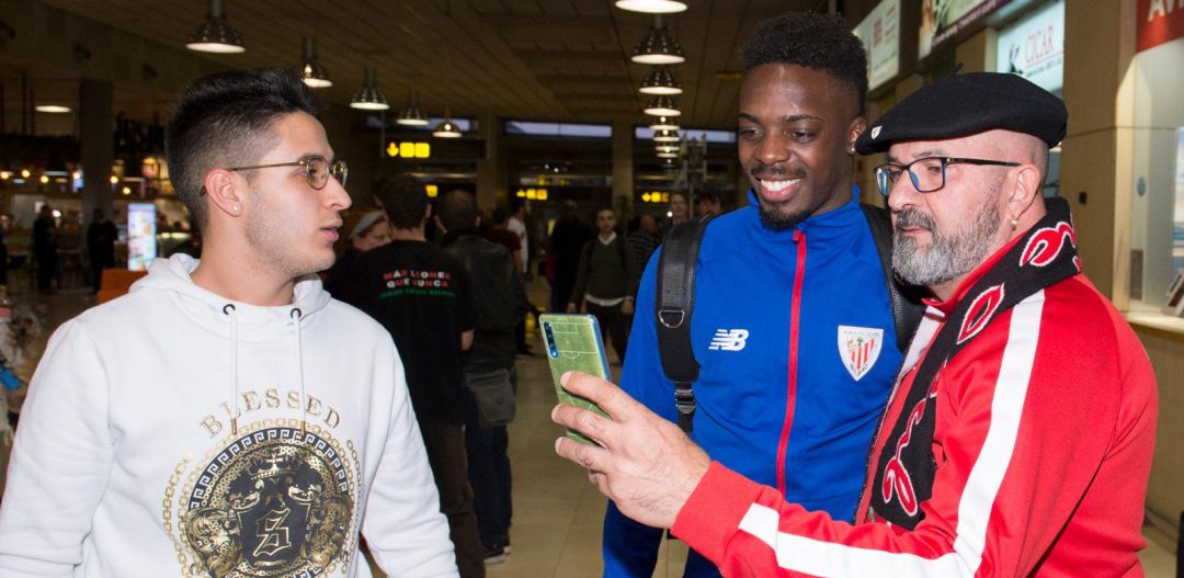 Iñaki Williams conversa con un aficionado del Athletic Iñaki Williams conversa con un aficionado del Athletic