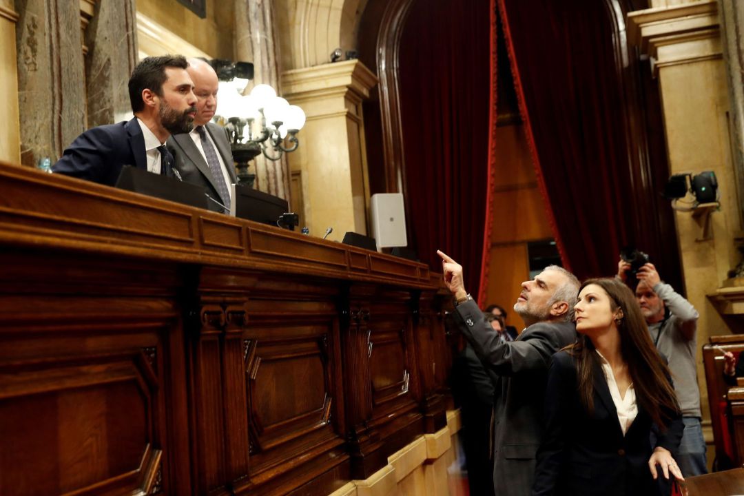 Los líderes de Ciudadanos, Lorena Roldán (d) y Carlos Carrizosa (2d), discuten con el presidente del Parlament, Roger Torrent (i) Los líderes de Ciudadanos, Lorena Roldán (d) y Carlos Carrizosa (2d), discuten con el presidente del Parlament, Roger Torrent (i)