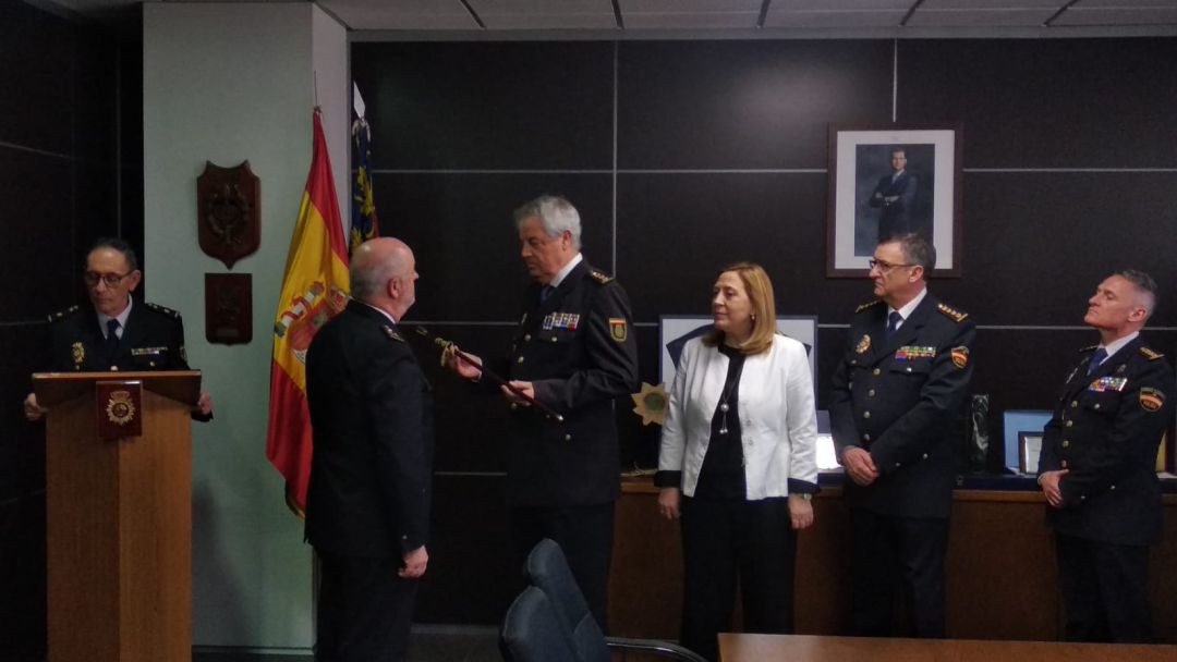 Momento en que el comisario provincial, Alfonso Cid, recibe el bastón de mando del jefe superior de la Policía en la Comunitat Valenciana, Jorge Zurita. Momento en que el comisario provincial, Alfonso Cid, recibe el bastón de mando del jefe superior de la Policía en la Comunitat Valenciana, Jorge Zurita.
