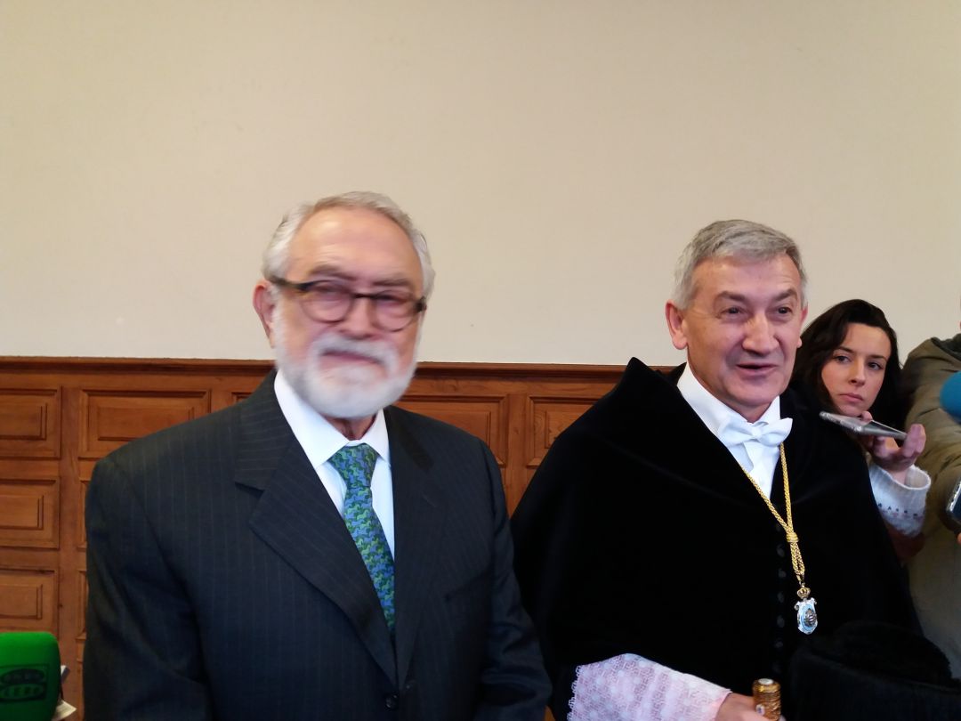 El rector de la Universidad de Oviedo, Santiago García Granda junto al científico Sir Salvador Enrique Moncada quien pronunció la conferencia de celebración de la festividad de Santo Tomás de Aquino El rector de la Universidad de Oviedo, Santiago García Granda junto al científico Sir Salvador Enrique Moncada quien pronunció la conferencia de celebración de la festividad de Santo Tomás de Aquino