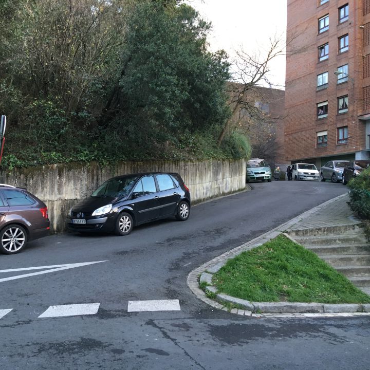 Muere un hombre atropellado por un minibus en Otxarkoaga