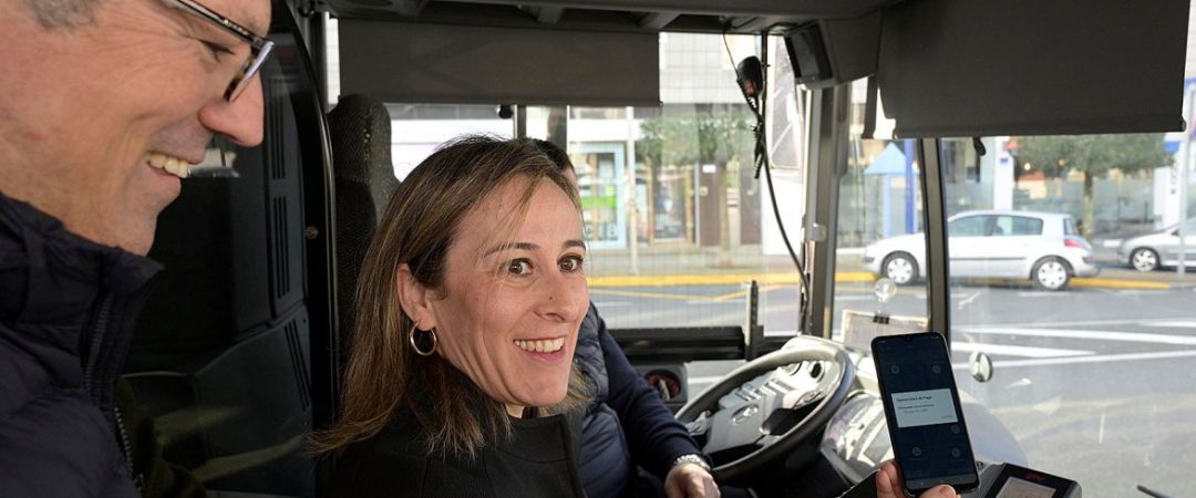 Ethel Vázquez, subida a un autobús Ethel Vázquez, subida a un autobús