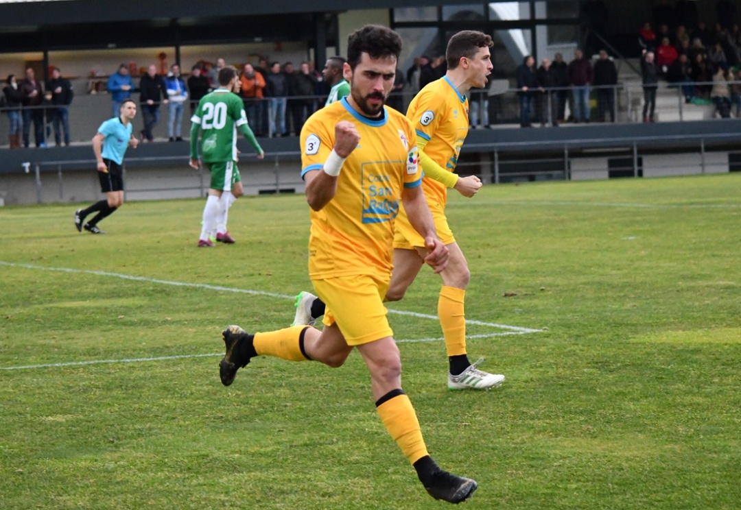 Hugo Sanmartín celebra el gol que abría el marcador para el Compos en As Somozas Hugo Sanmartín celebra el gol que abría el marcador para el Compos en As Somozas