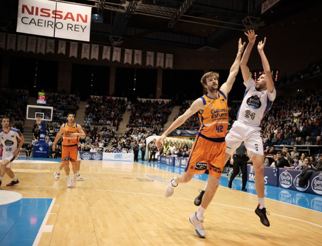 Momento en el que Daum lanza la canasta decisiva para que el Obradoiro gane el partido Momento en el que Daum lanza la canasta decisiva para que el Obradoiro gane el partido